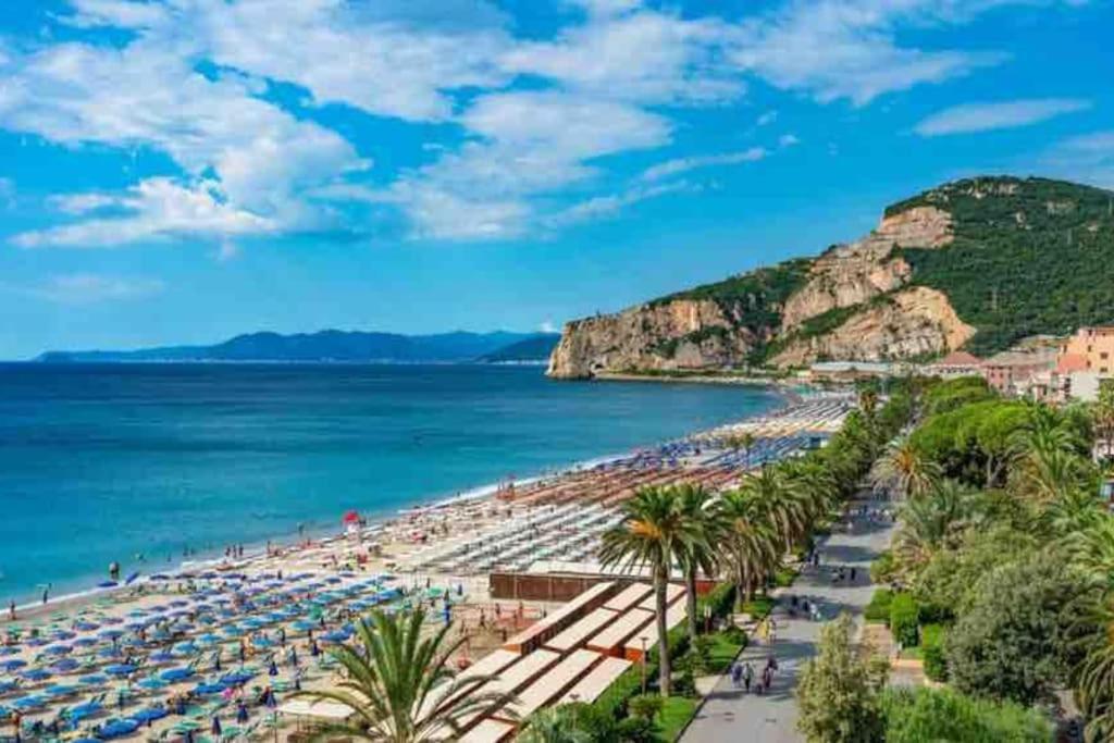 Appartamento In Centro Storico Finale Ligure Exterior photo